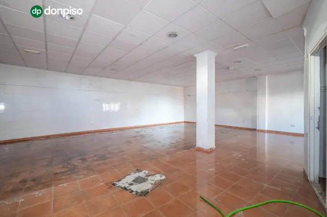 Amplio Local Comercial en Monachil - Oportunidad Única — 28