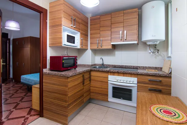 Por debajo de la Plaza Trinidad, a un paso de Facultad de Traductores, Derecho, Escuela de Arte y Oficios. Actualmente 6 estancias(incluido el salón). un cuarto de baño, un aseo, cocina. Techos Alto — 7