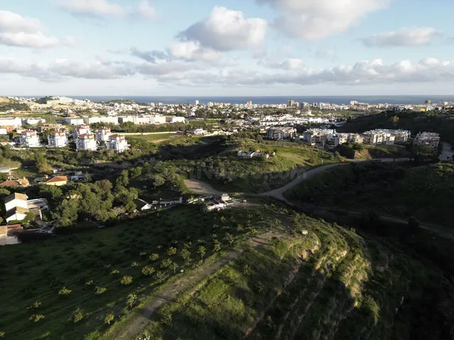 Parcela urbanizable Mijas: 10.900 m² con aguacates y potenci - foto 5