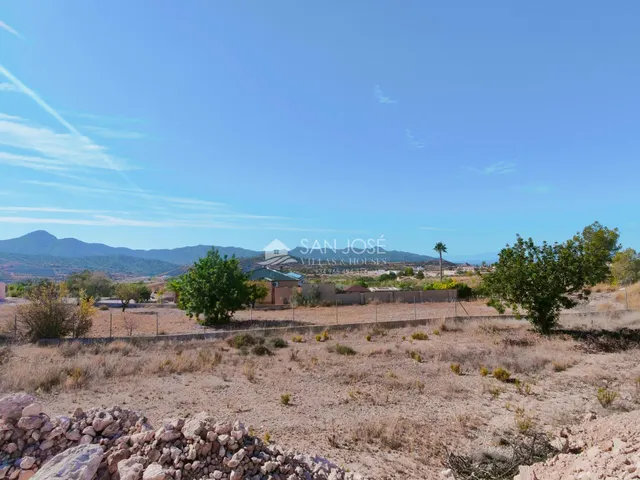 SE VENDE CHALET DE OBRA NUEVA AL LADO DEL PUEBLO DE MACISVENDA-ABANILLA — 37