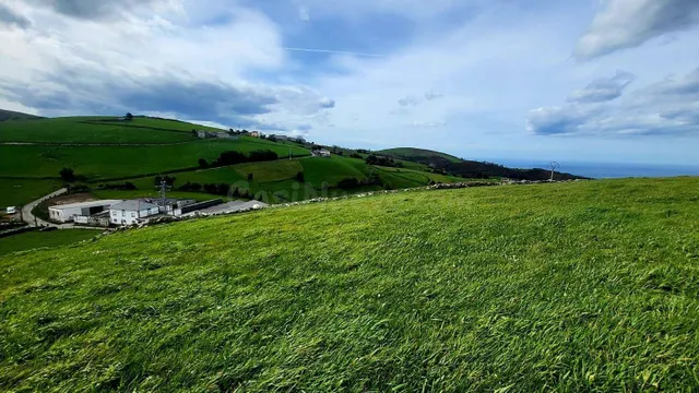 Gran parcela con vistas al mar en El Vallín (Luarca) - foto 4