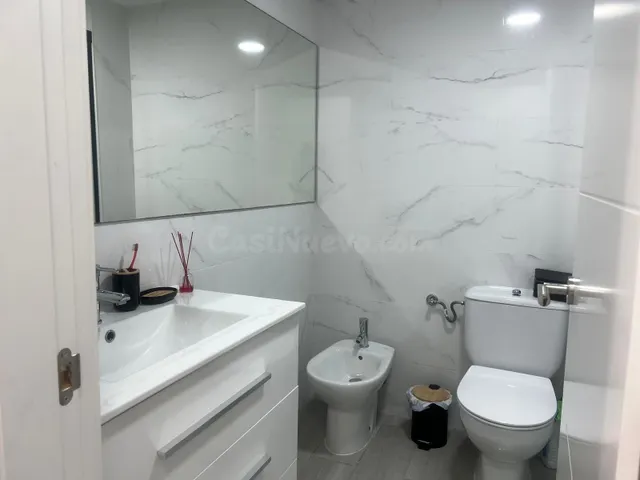 Luminoso piso reformado con terraza y piscina en pleno centro ciudad — 14