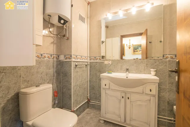 Apartamento en venta en primera línea de playa en Los Arenales del Sol, la propiedad está afectada por la Ley de Costas — 28