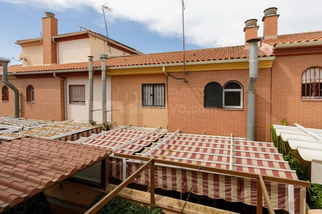 Adosado “Dos en Uno” con apartamento independiente. — 27