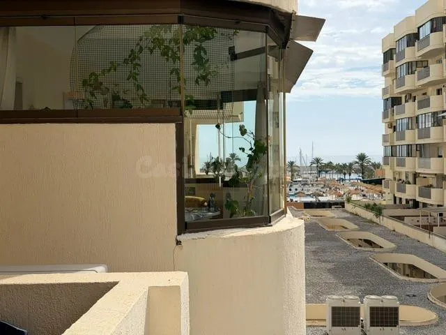 PISO CENTRICO EN FUENGIROLA CON VISTAS LATERALES AL PUERTO JUNTO A LA PLAYA. PERFECTO ESTADO