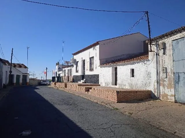 SE VENDE casa adosada OKUPA en C Don Rodrigo 14 de CalaÑ±as - foto 4