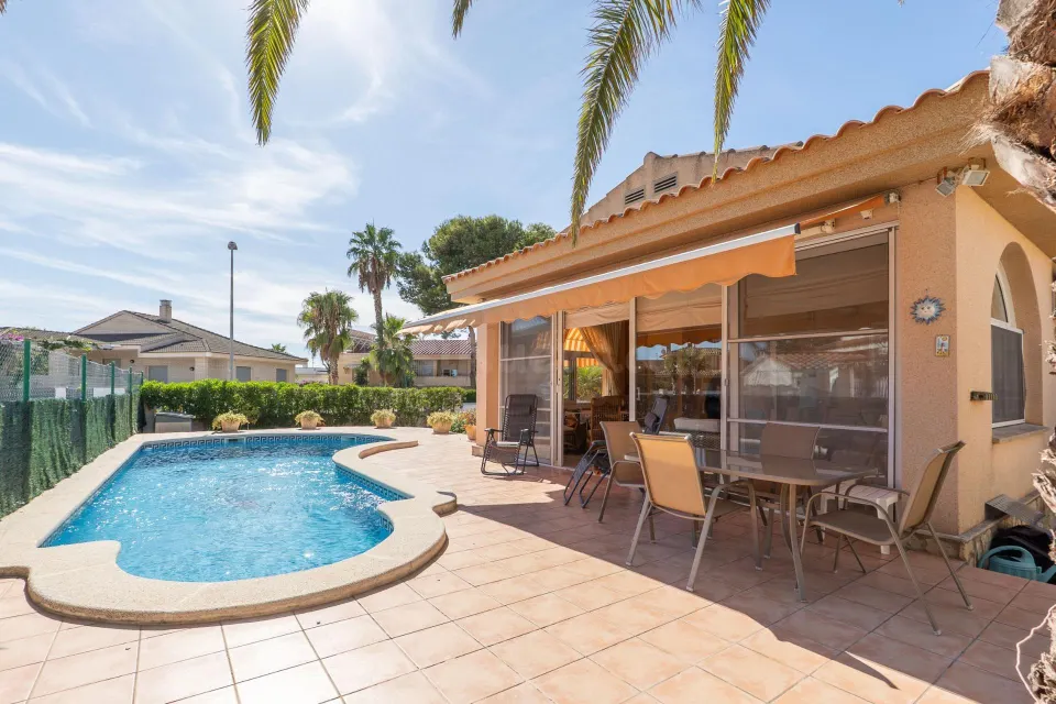 Casa en Riumar con parcela de 600 m2, piscina, garaje, jardín y parking para dos coches