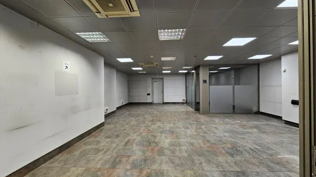 Edifificio neoclasico en el centro de Figueres. — 39