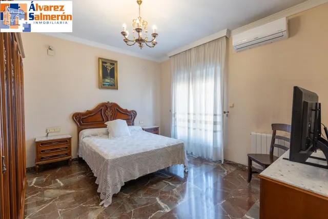 Casa en esquina en venta en Las Gabias — 28