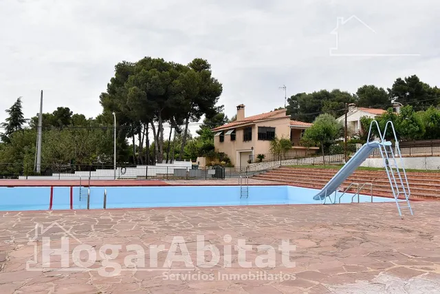 CHALET SEMINUEVO CON GARAJE, PISCINA Y AMPLIA PARCELA — 42