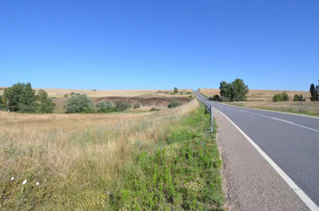 Urbis te ofrece un terreno en venta en Almenara de Tormes, S - foto 4
