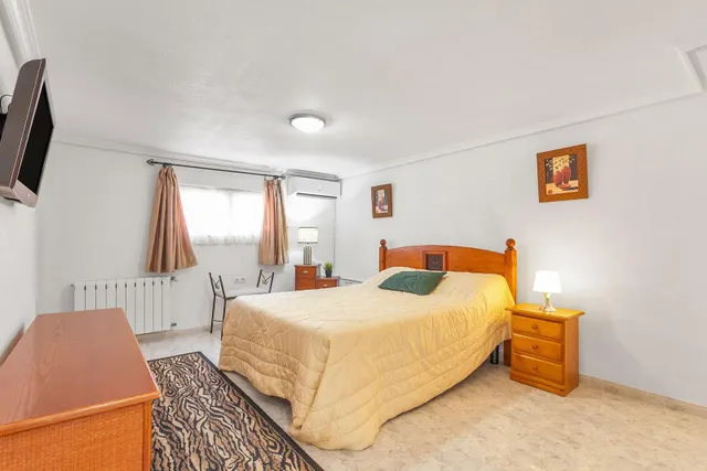 Villa independiente con piscina privada, vitas a la laguna Rosa y Salinas de Torrevieja — 11