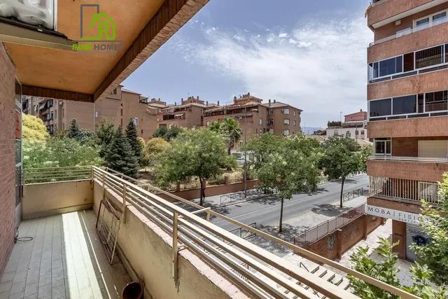 AMPLIO PISO EN VENTA JUNTO A PLAZA DE TOROS - GRANADA — 2