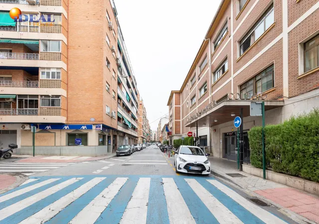 ¡Oportunidad única! Ático de 4 dormitorios y 2 baños con gran terraza frente al Colegio Agustinos (Arabial) — 27