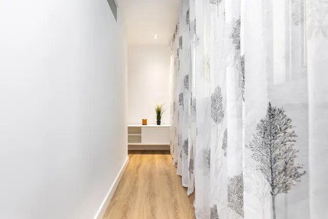 ¡Vive en pleno centro de Granada! Piso de 2 habitaciones con ascensor. — 15