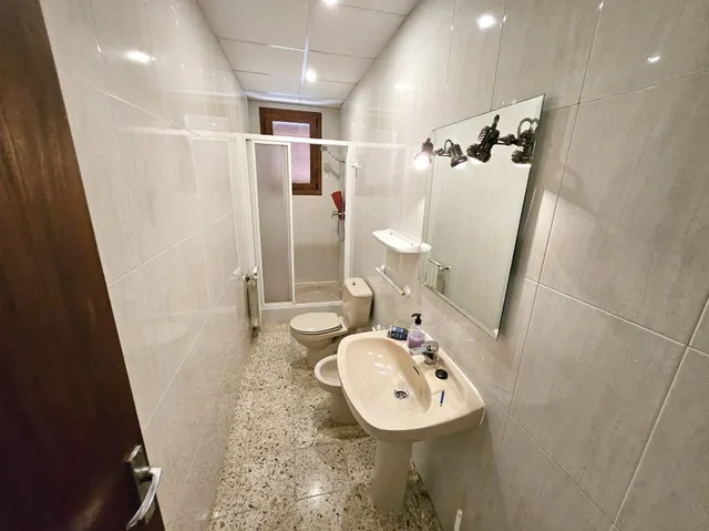 Se vende casa en casco antiguo de Oropesa, detrás del ayuntamiento. Casa con fachada a 3 calles — 17