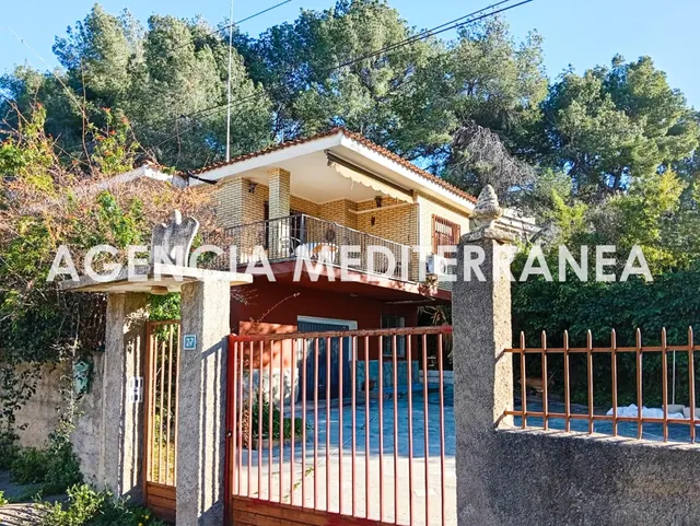 ¡Descubre este chalet con muchas posibilidades, en la tranqu - foto 2