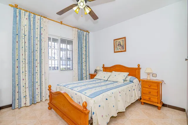 Chalet adosado en Salobreña playa, urb. privada con piscina y jardines. — 45