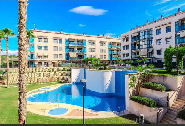 Luminoso piso de 3 dormitorios con piscina y pádel en Comuni