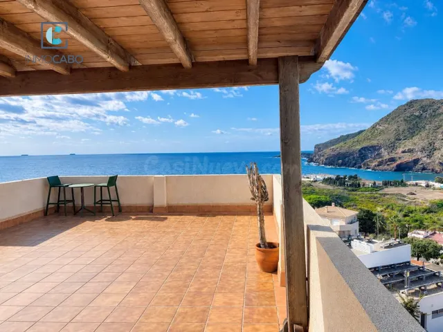 VIVIENDA CON TERRAZA, VISTAS AL MAR Y GARAJE EN LAS ROCALLAS - foto 4
