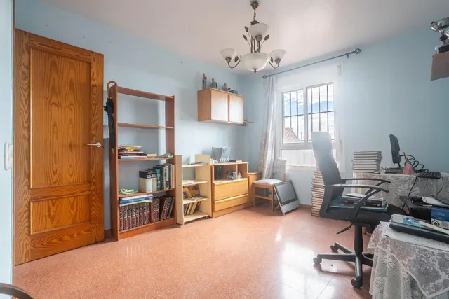 Almeria - cruz de caravaca: amplio triplex - 6 habitaciones + 3 baños + 1 aseo + garaje amplio + 2 salones + 2 cocinas + solarium — 37