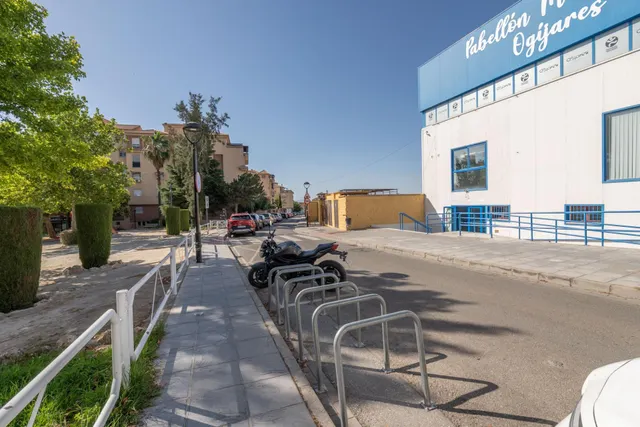 LOCAL DIÁFANO FRENTE AL INSTITUTO Y AL PABELLÓN MUNICIPAL DE OGÍJARES — 32