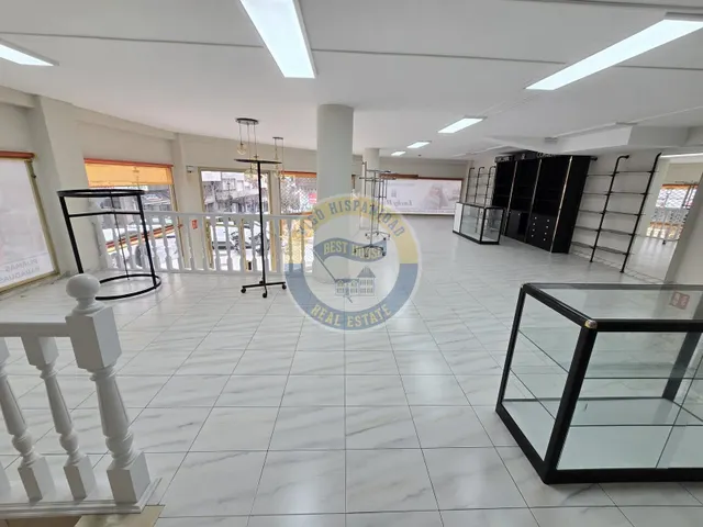 Bajo comercial de gran visibilidad — 8