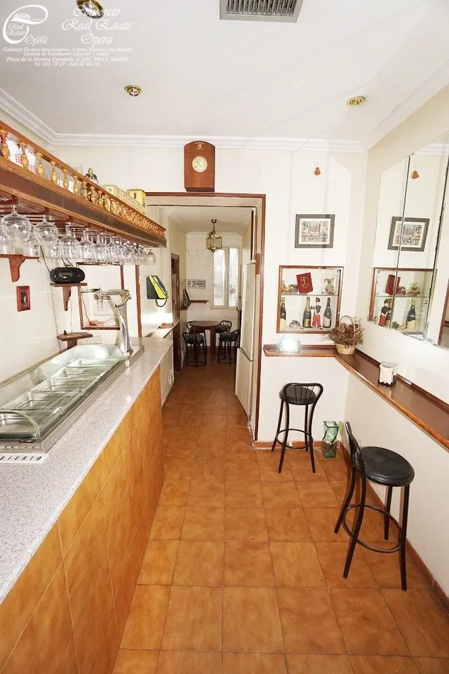 BAR CAFETERIA FRENTE A METRO Y RENFE PIRAMIDES — 45