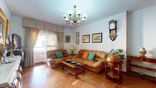 Amplio piso de 141 m2 con cochera y trastero en calle Gonzal