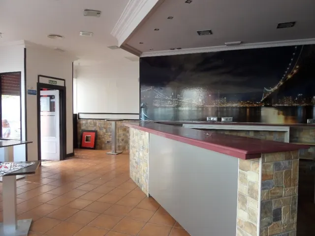 Estupendo local comercial en venta y en alquiler en plena calle Ramón y Cajal — 2