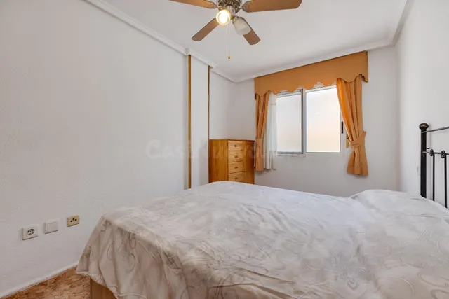Apartamento de dos dormitorios a escasos 150 metros de la playa del cura, en torrevieja — 4