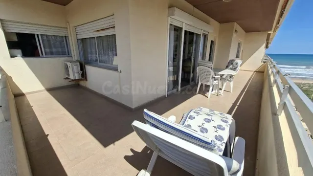 Apartamento en 1ªlínea playa Daimús; un balcón frente al mar - foto 2