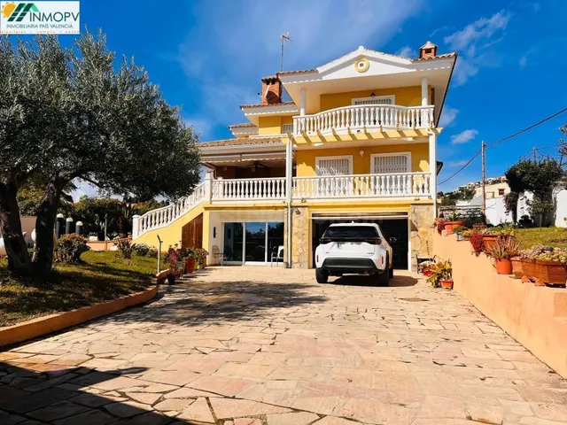 SE VENDE BONITA VILLA EN LA URBANIZACION LA CLOSA - CLUB DE 