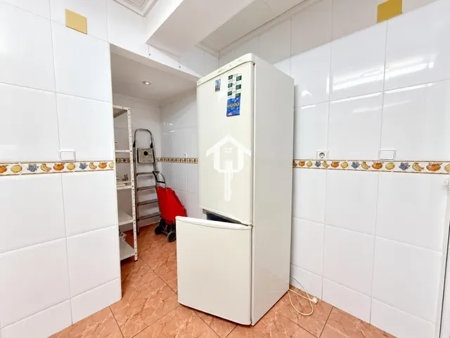 PISO EN VENTA EN ALICANTE. ZONA DE LA FLORIDA. 134m2 CON 4 habitaciones DOBLES, 2 BAÑOS COMPLETOS, TERCERA PLANTA CON ASCNESOR, TERRAZA Y DESPENSA. — 16