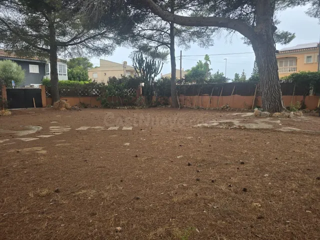 Solar urbano de 708 m2 en Badia Blava — a minutos del mar y  - foto 5