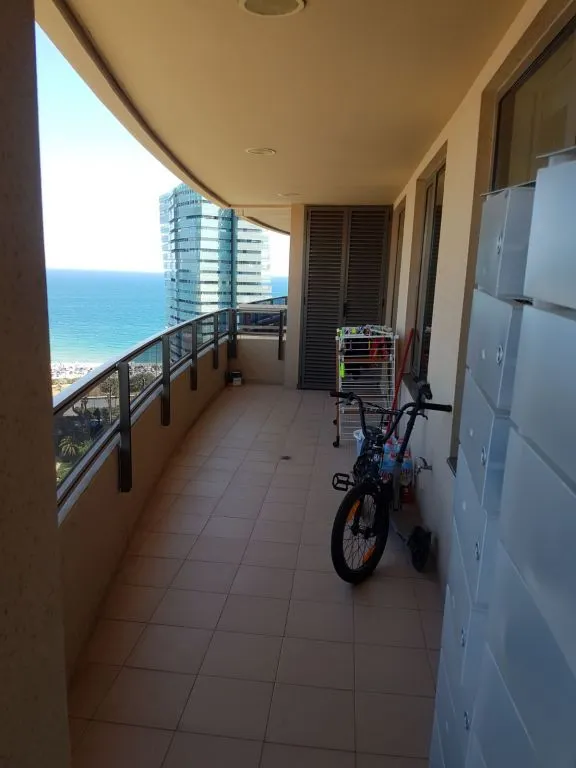 PISO ALTO CON VISTA PANORAMICAS AL MAR Y A LA CIUDAD — 11