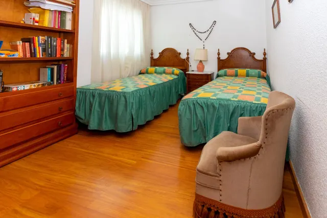 PISO EN CASCO ANTIGUO DE TRES DORMITORIOS, DOS BAÑOS,GARAJE Y TRASTERO. — 25