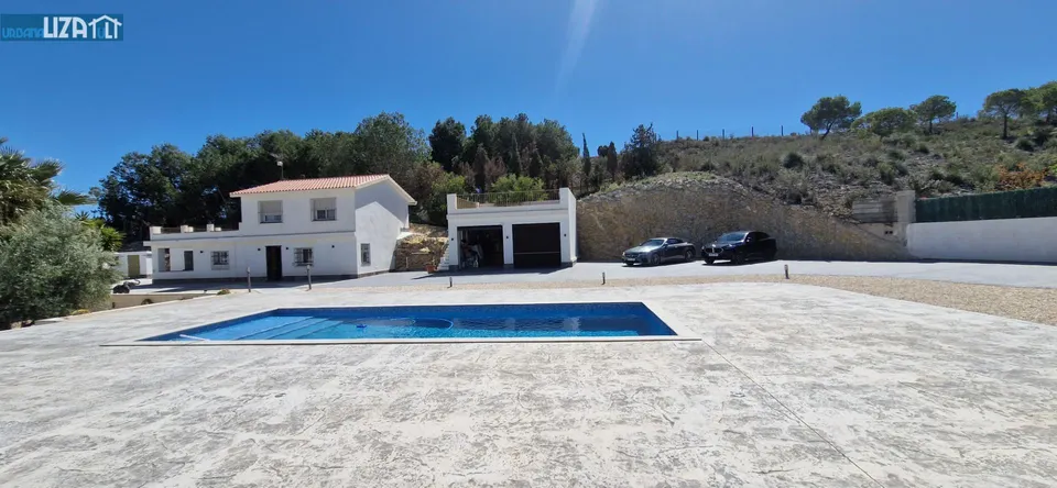 Encantadora Parcela Rústica con Piscina Privada y Chalet en Entorno Tranquilo
