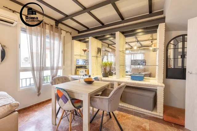 Casa adosada en urbanización con piscina junto al Ferial - foto 4