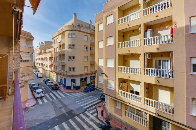 Amplio apartamento de 4 dormitorios en el corazón de Torrevieja — 35