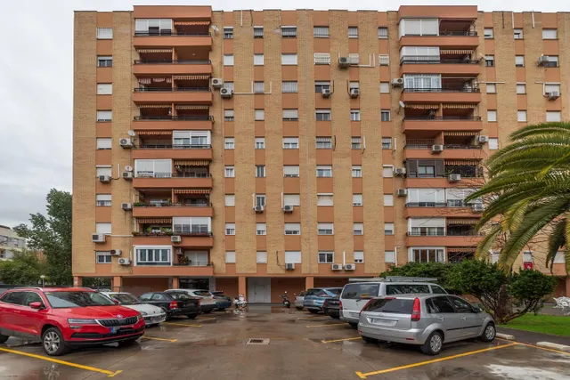 Piso reformado con piscina y garaje — 33