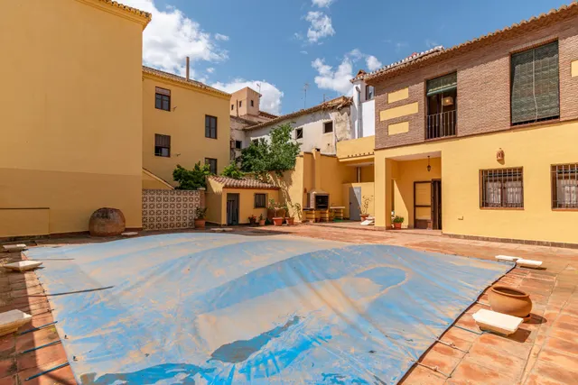 Casa de grandes dimensiones ubicada en la calle Duende, cerca de la Plaza del Conde Luque. — 40