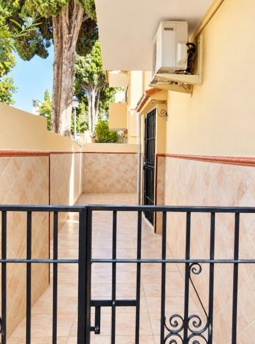 Casa adosada en esquina de 4 dormitorios, muy luminosa, con jardín privado y amplia terraza, cerca de Fuengirola — 20