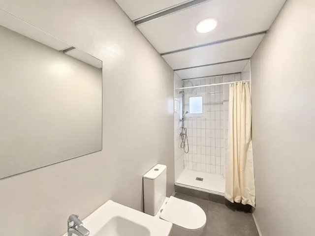 Amplio piso de 6 habitaciones en el centro histórico de Manresa — 18