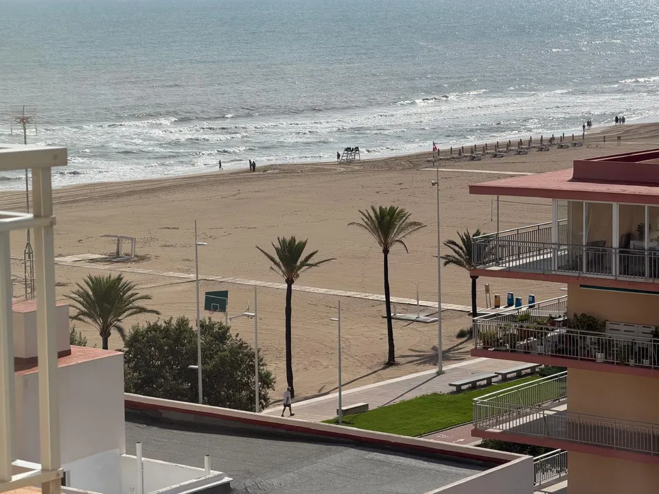 Apartamento en primera línea de playa en gandía con vistas al mar