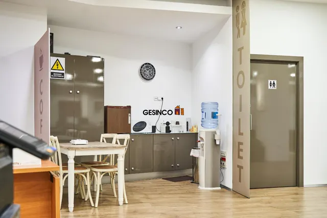 LOCAL COMERCIAL EN MUY BUENA SITUACIÓN — 8