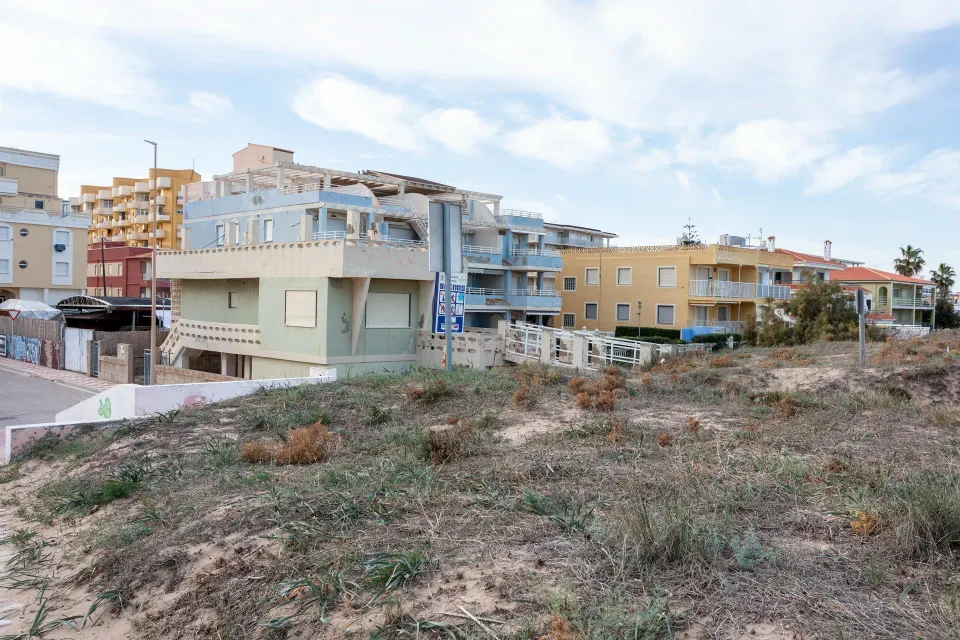 Vive el mar desde casa: parcela exclusiva en primera línea de playa en Xeraco