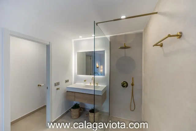Planta baja con piscina privada y amplias terrazas — 17