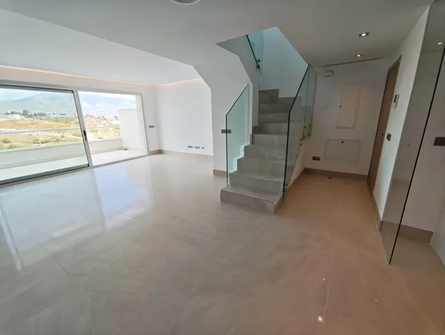 Exclusivo Ático Dúplex en Primera Línea de Golf | 215,51 m2 de Lujo, Vistas Abiertas y Solárium Privado — 15