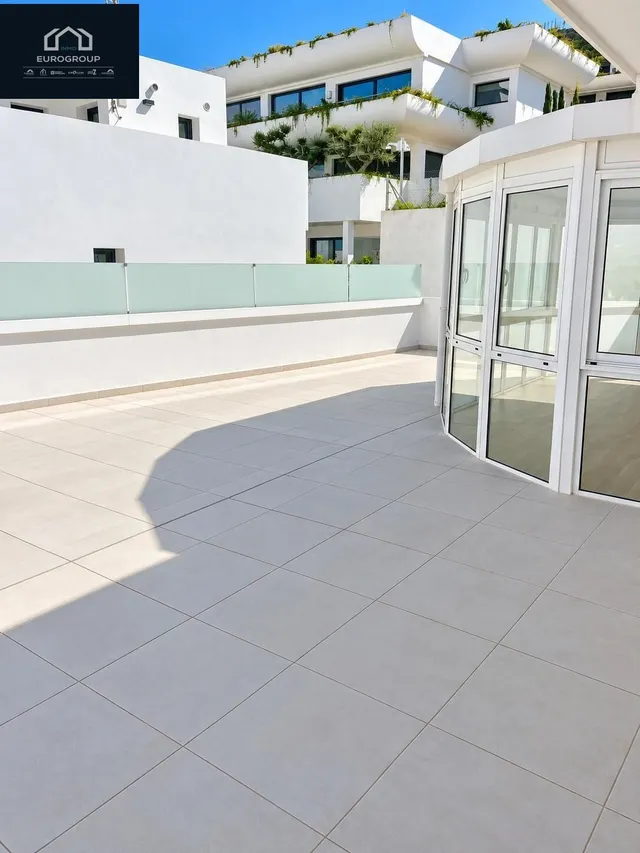 Impresionante chalet en perfecto estado, con 5 dormitorios y 3 baños, piscina privada y garaje con una parcela de 800m en el albir — 32
